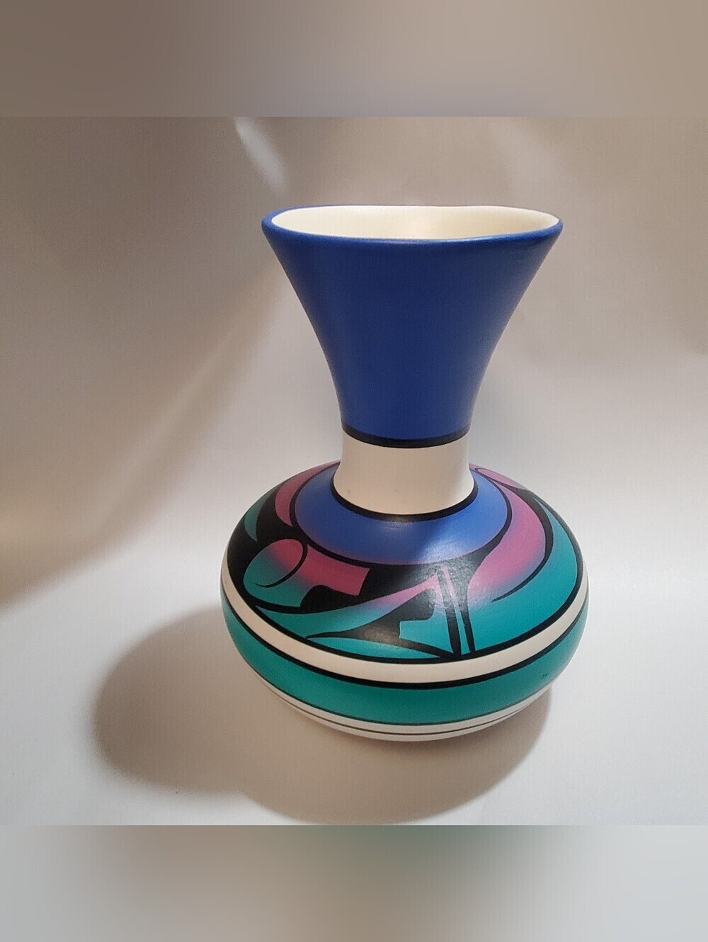 HANDMADE POTTREY NATIVE AMERUCAN NAVAJO. VASE. SIGNED. GEOMETRIC